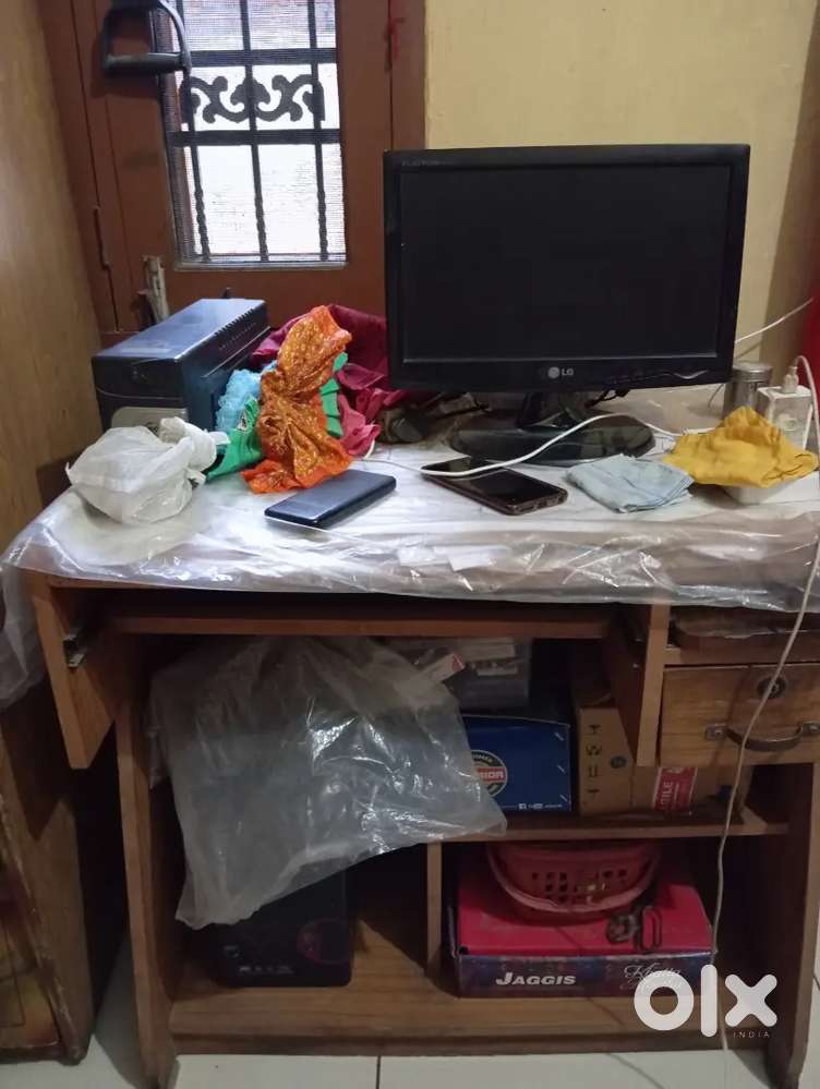 Computer, ups and table