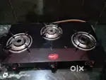Gas chulha 2 pc hai, ek heater hai bhi chalta hai