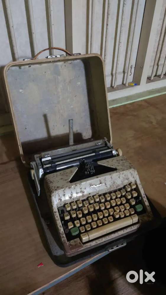 ANTIQUE model typewriter