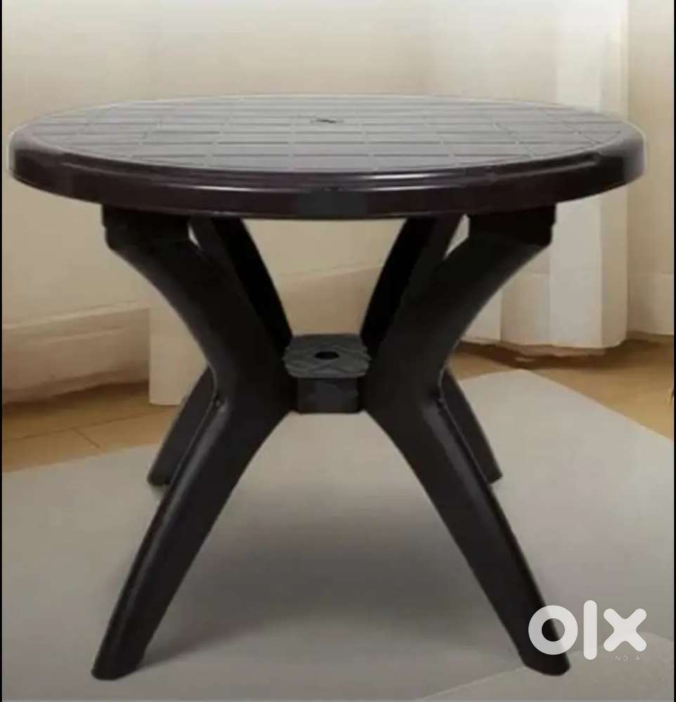 4 seater Plastic table