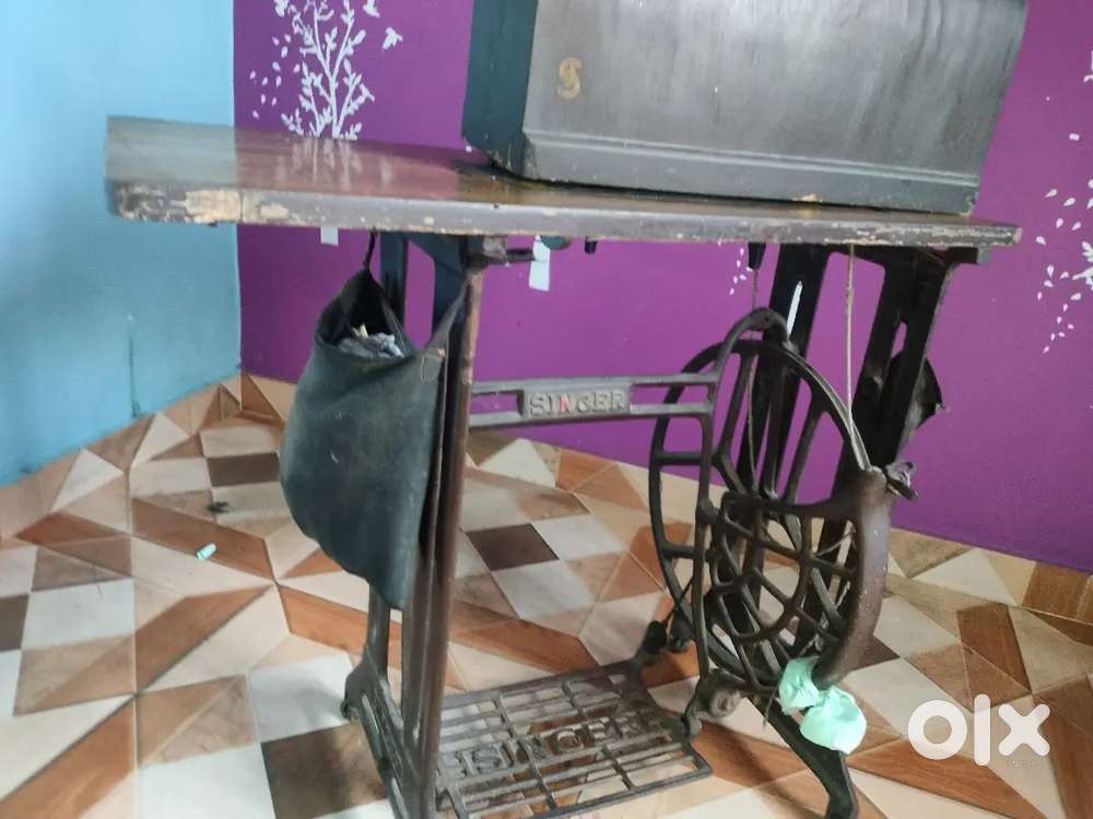 SINGER SEWING MACHINE WITH PADDAL STAND