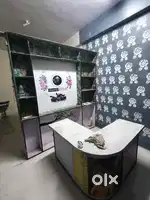 Shop counter and partisan