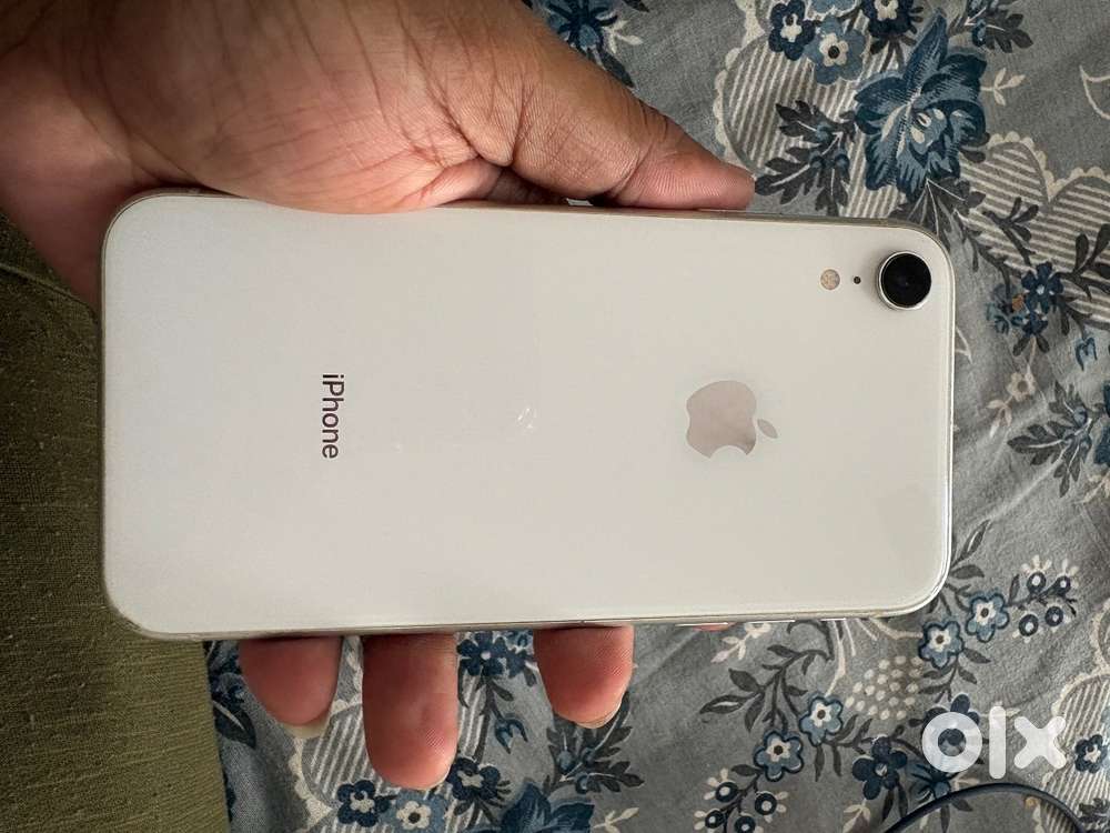 Iphone XR 64 G without a single scratch on screen & with box & adapter