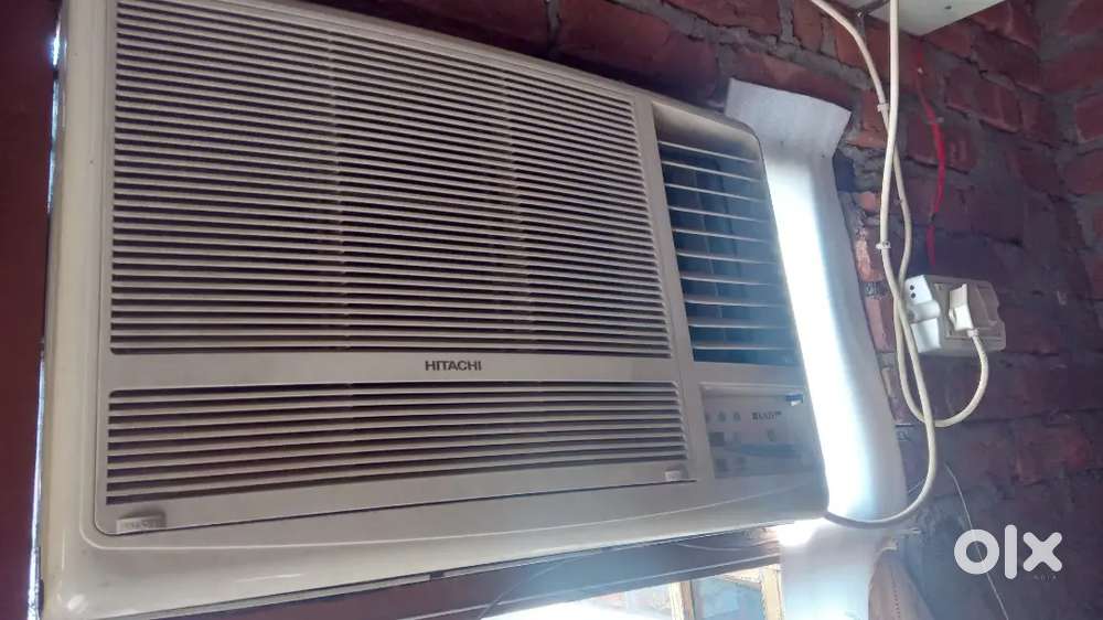 Hitachi ac  1,5 tan good condition  with stabilizer  4 kilowat