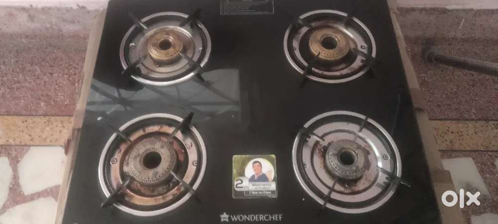 Gas stove with four burners