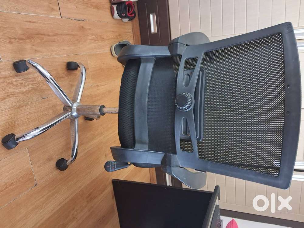 Computer table and chair in good shape and condition