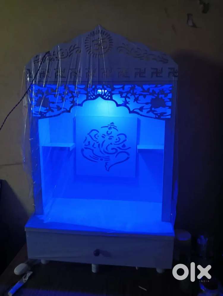 1pic almirah 1pic dresing 1pic temple new good condition