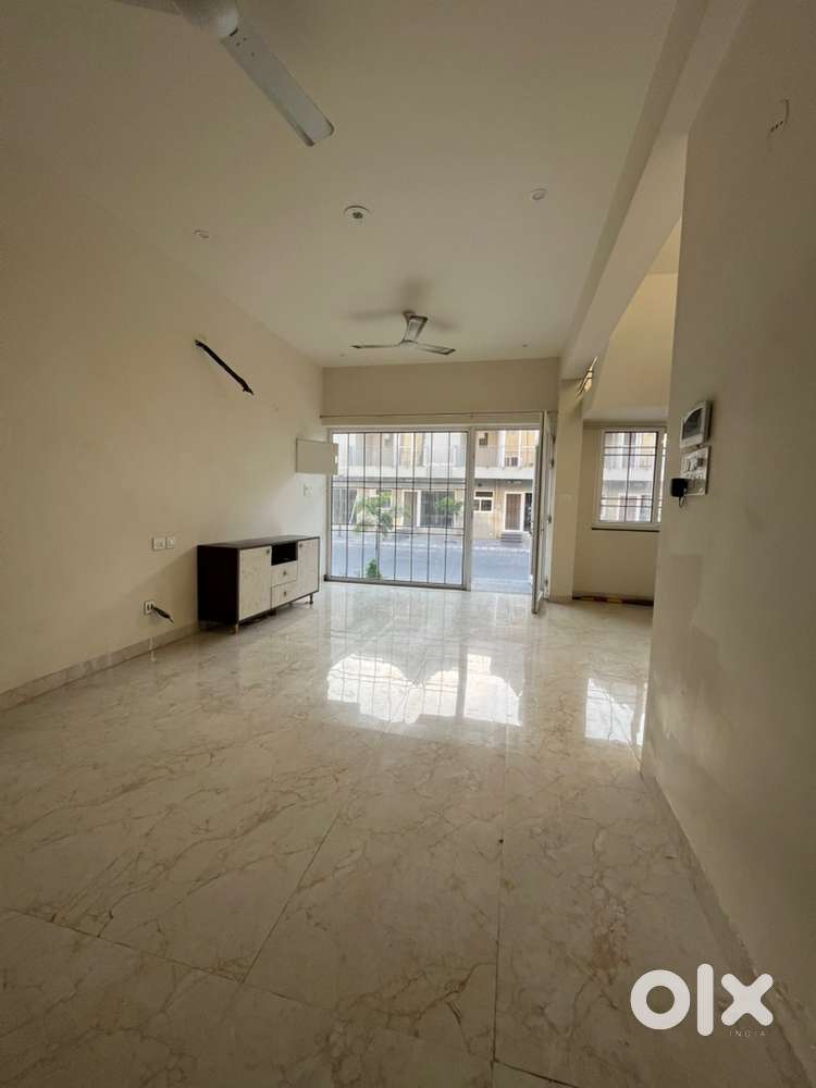 3BHK KOTHI FULLY FURNISHED/SWIMMING POOL/GYM/LIFT/CAR PARKING/MARKET