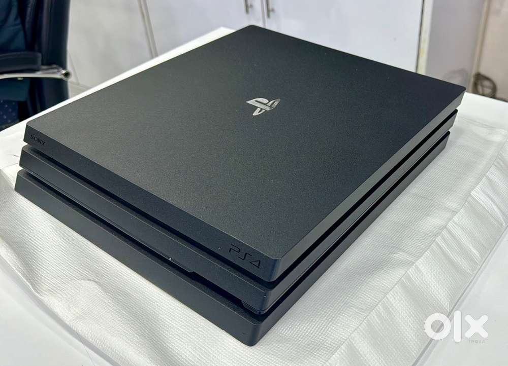 Ps4 pro (4k 1 tb)with 17 Latest games