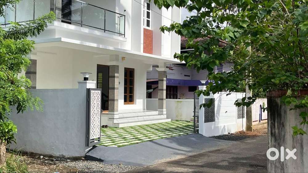 #Thrippunithura #Eroor  2100 sqft കിടിലൻ വീട്,4 cents brand new 4 bhk