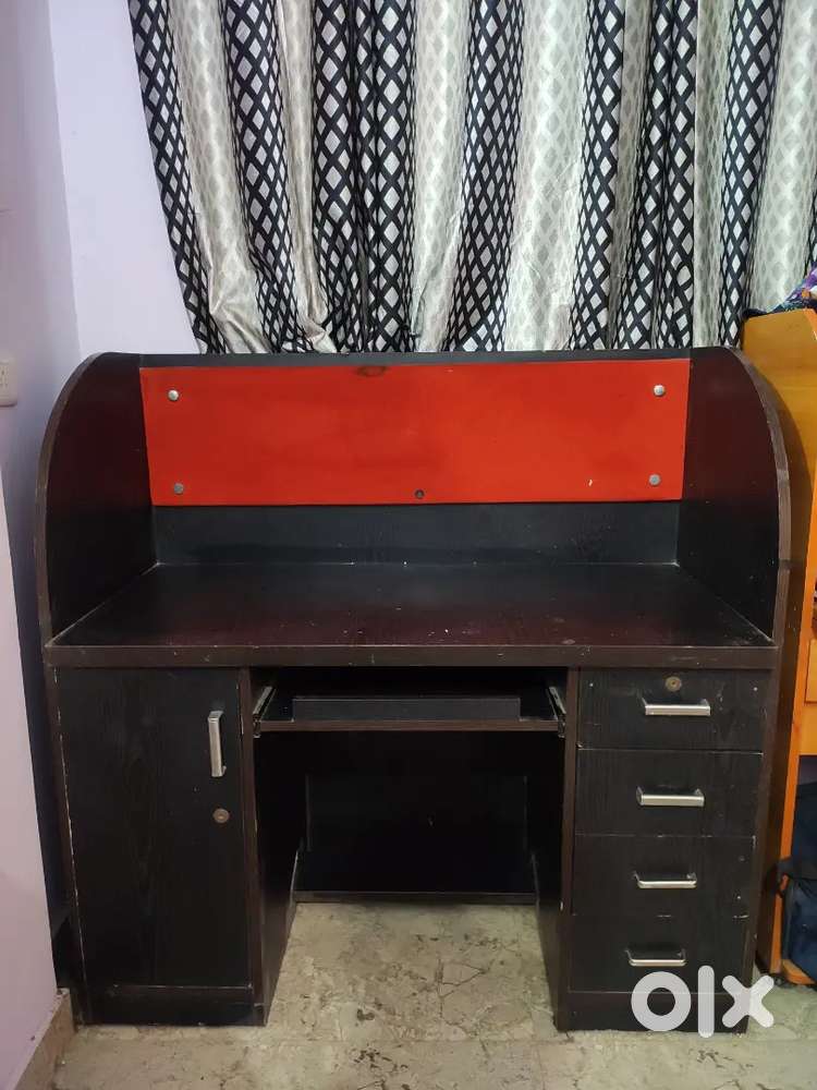 Computer Table / Study Desk with Storage Drawers – Good Condition