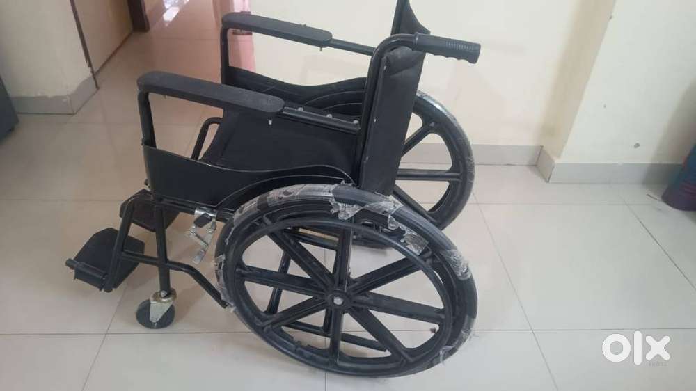 Almost New Foldable Wheelchair – Hardly Used, Excellent Condition!
