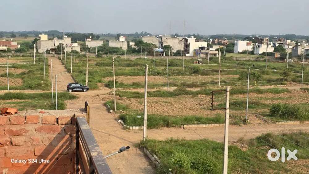 100 Gaj Plots available for sale in a Highway Located Society