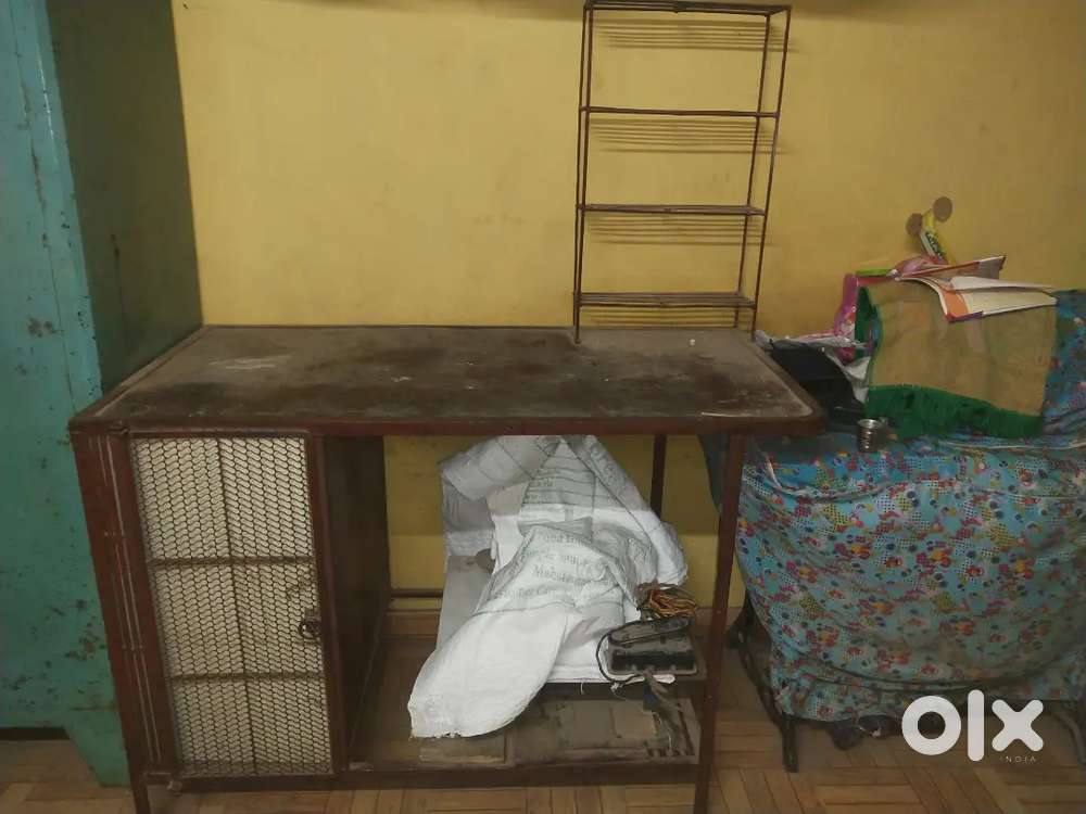 Good condition steel table