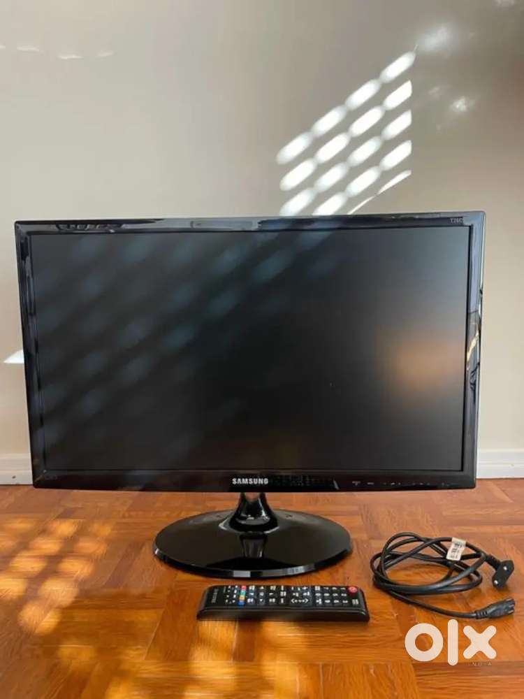 Samsung 21 inches monitor web cam and keyboard