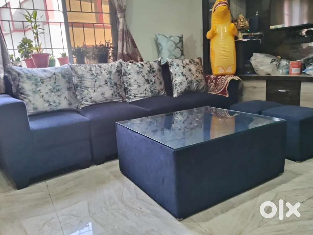 Sale sale sale 6 seater sofa set with 2 otmoms and big table