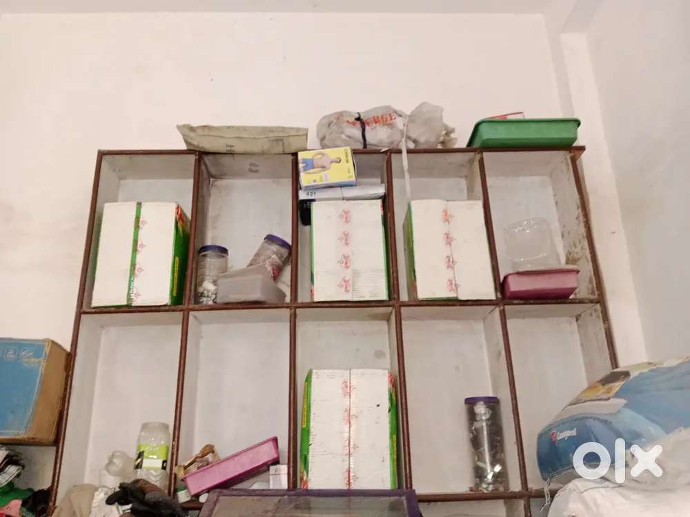 Counter 7 feet ka hai 8/8 ki ek almari hai wooden ki ek 6 /8 ki almari