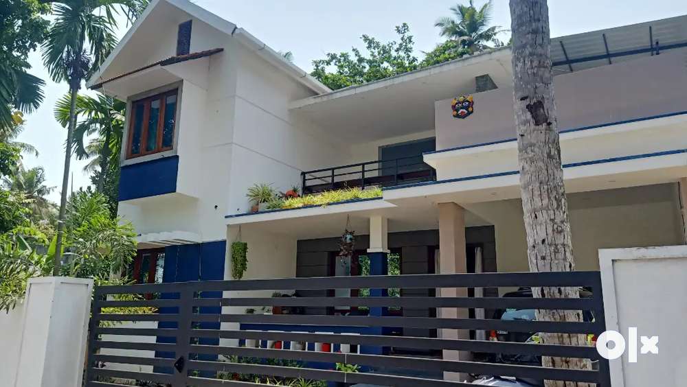 2000 Sq Ft, 4 bedrooms with attached bathrooms located in Nayarambalam