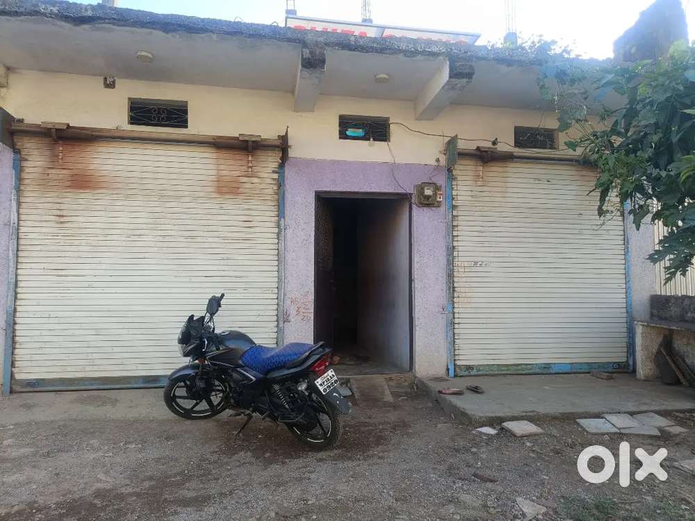 Ghar accha bana huaa h men road pe h