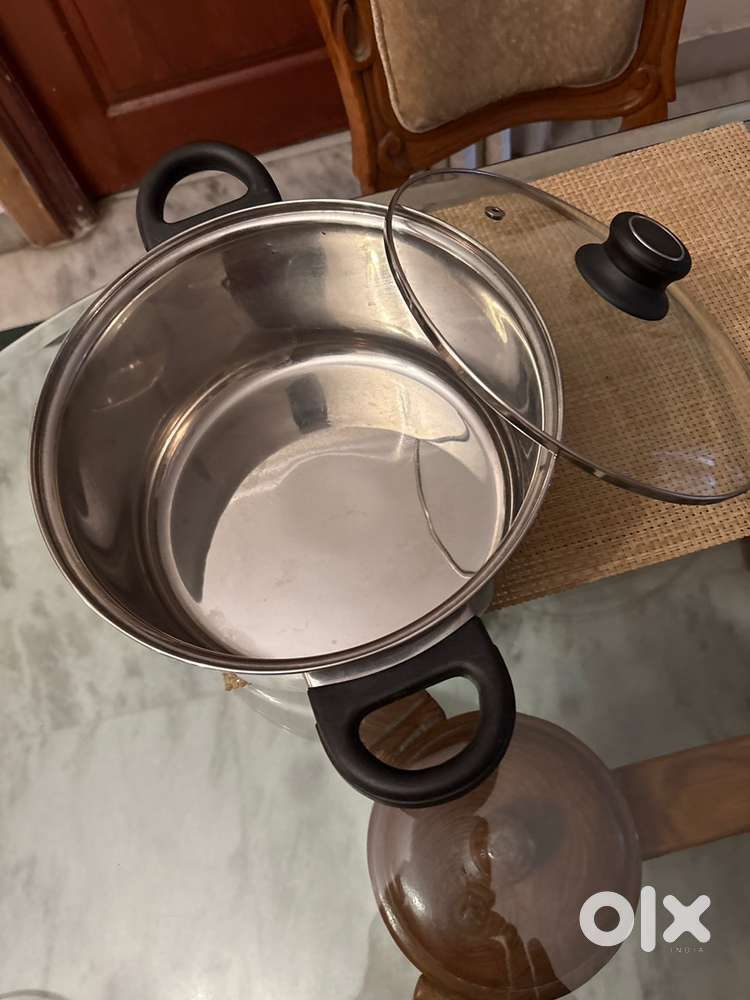 Stainless steel pot with glass lid