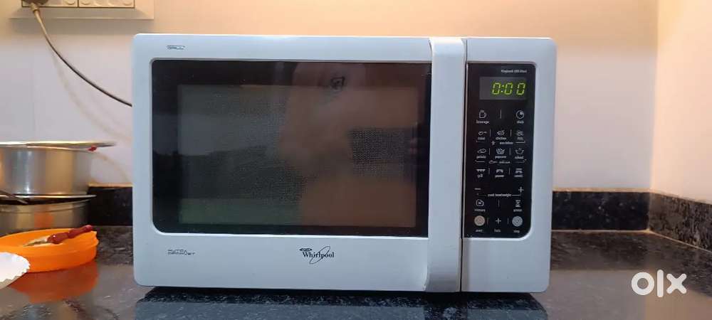 WHIRLPOOL MICROWAVE IN GOOD CONDITION