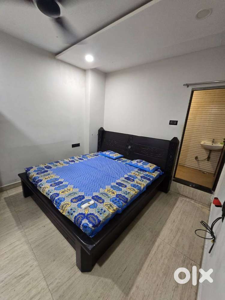 sadar bazar fully furnished 3bhk flat available for bachelors