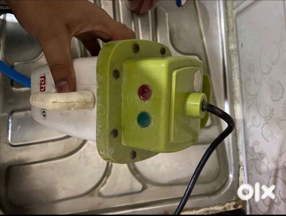 Instant hot water geyser