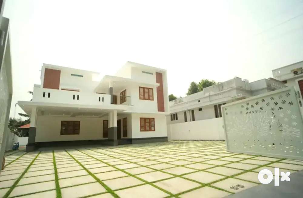 15 cent 4380 sqft 5 bed rooms laxuary house in aluva town