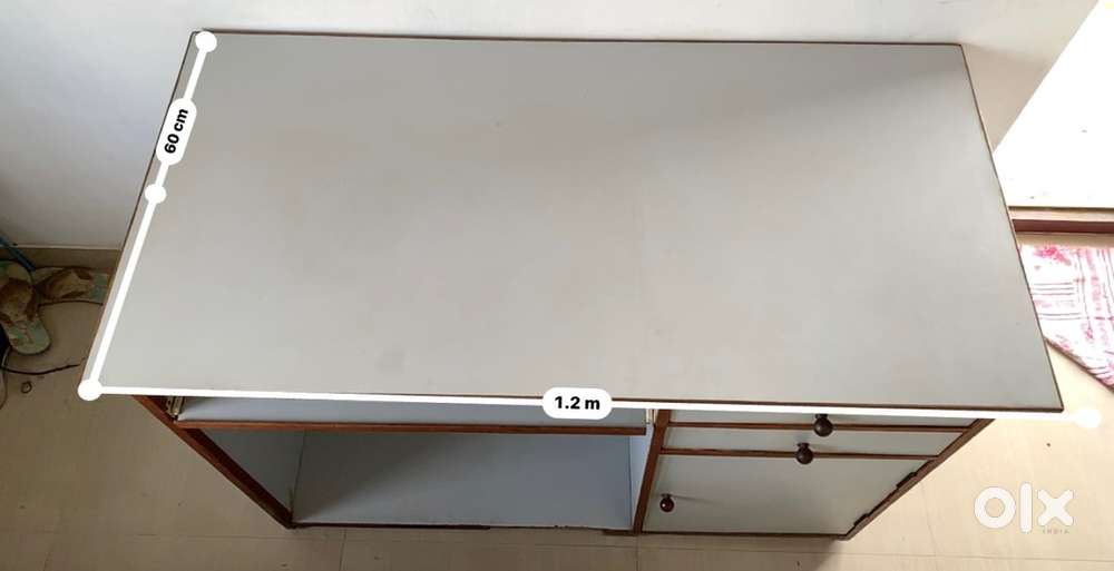 COMPUTER TABLE 2X4 SIZE GOOD QUALITY