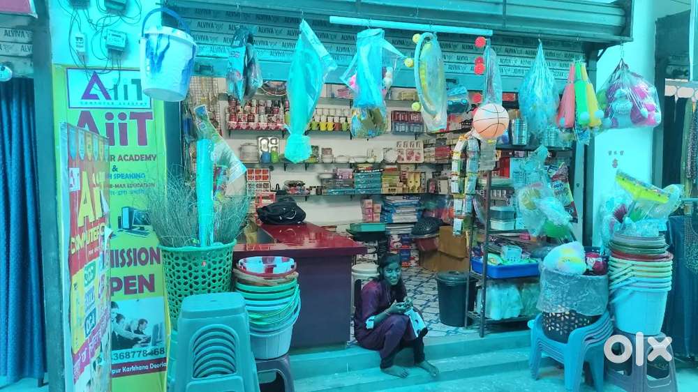 Shop close ho raha hai.