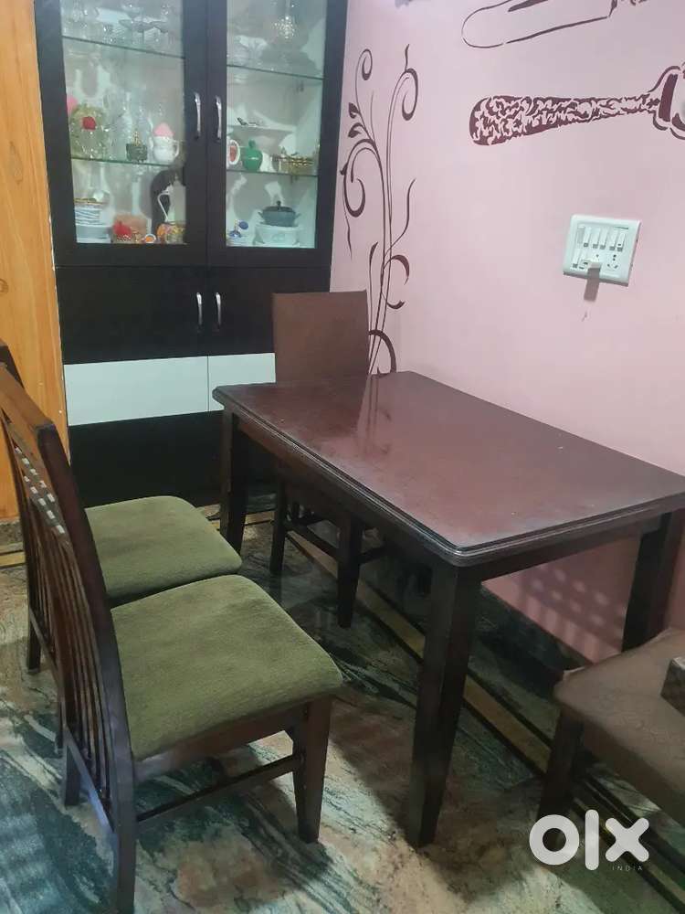 Dining table in good condition 1 year old selling because relocating