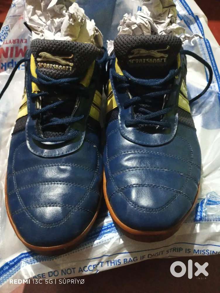 Sports shoes