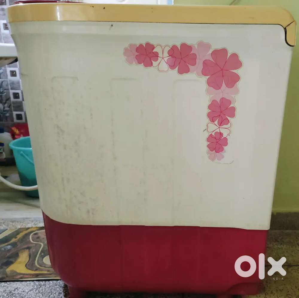 Well-maintained semi-automatic washing machine available for sale.