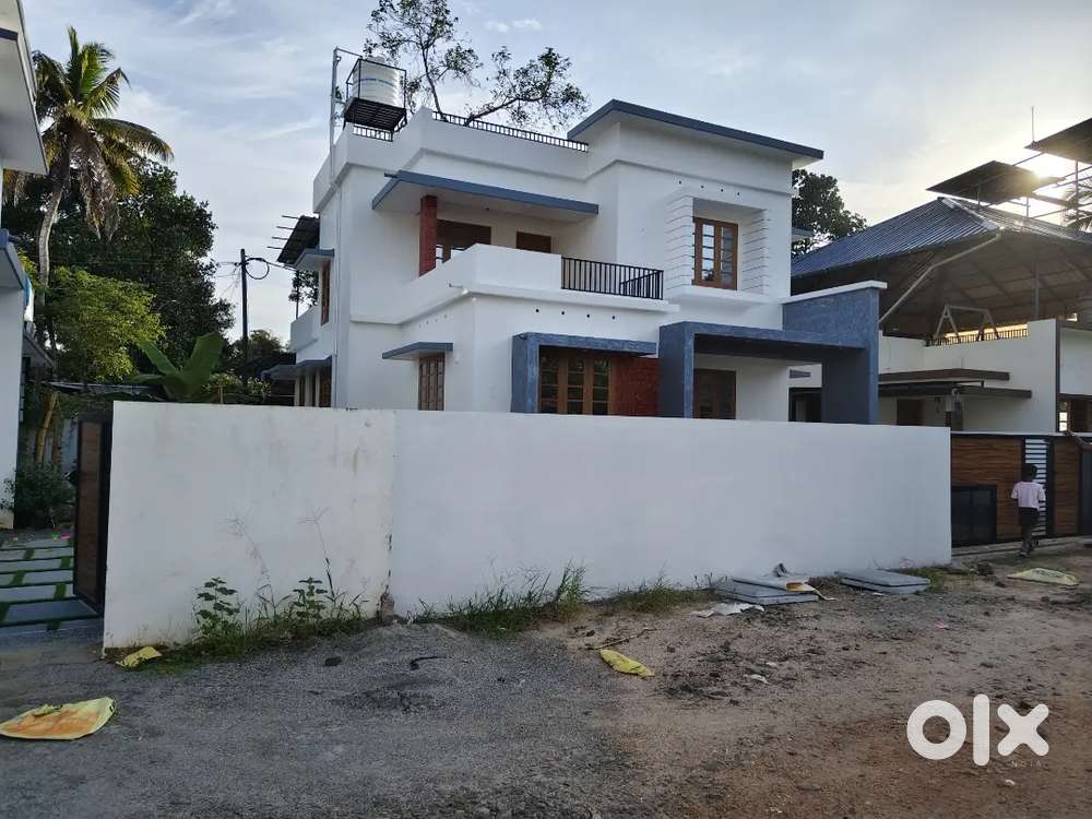 6cent plot with 3bhk house near road mukk Alappuzha
