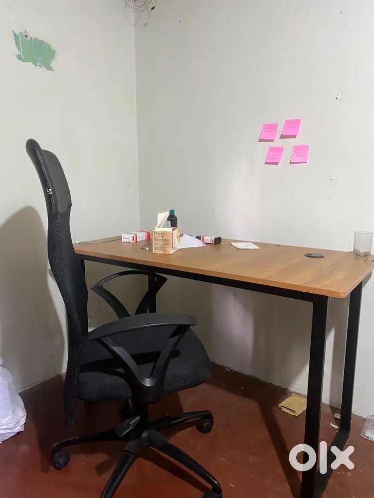Office Chair & Table in Excellent Condition – Great Deal!