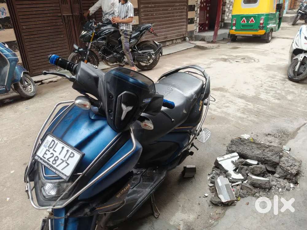 Hi I am selling my yamaha rayzr 125 cc scooty for urgent sale