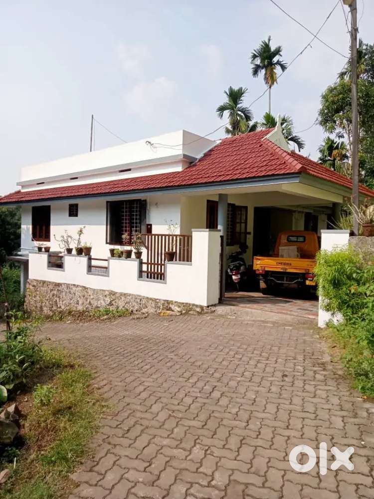 7.5 cent plot and house for sale at mulanthuruthy
