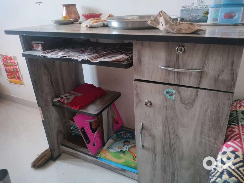 Computer table