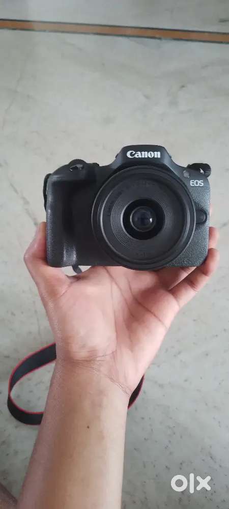 Canon EOS R100 dual lens kit with bag and memory card
