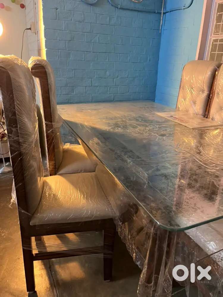 New Dining Table. Brand new condition