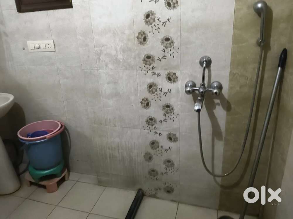 3BHK semi furnished flat in Bapu Nagar