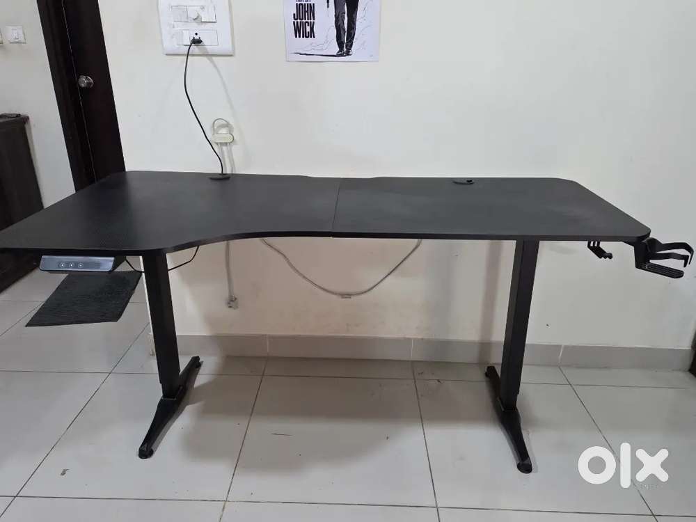 Automatic height adjustable Desk