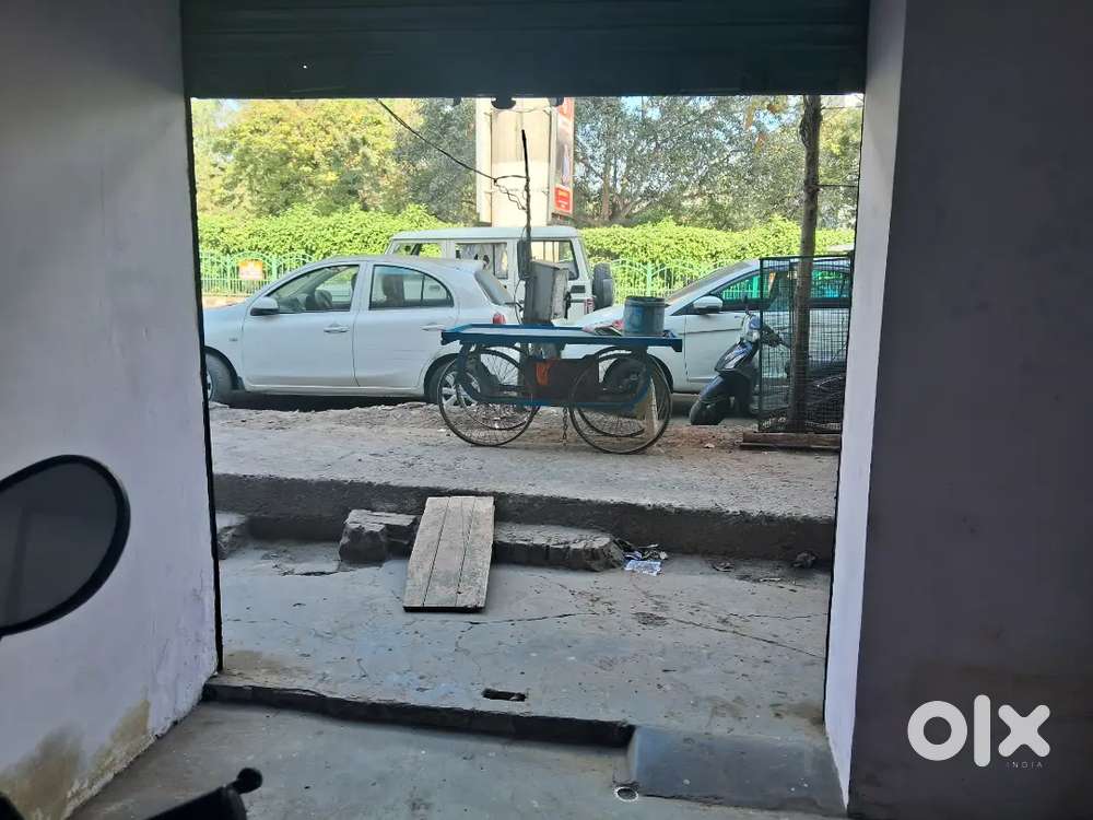 Shop for rent at kanpur road alambagh