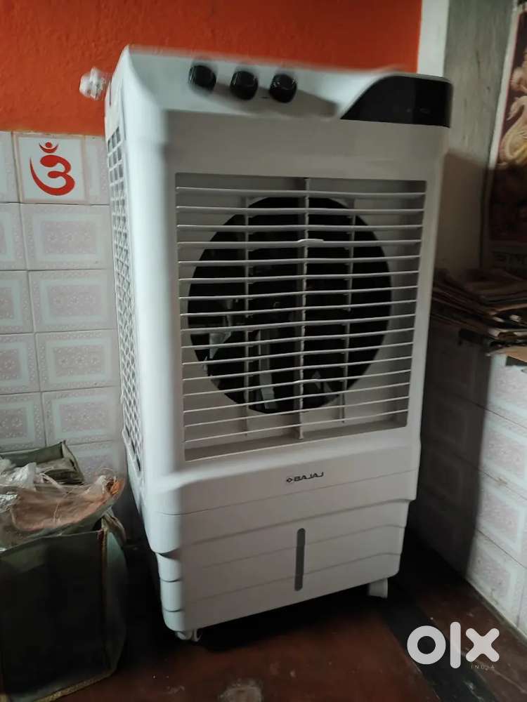 4 month Old Bajaj room cloor 65 litter under 3 year warranty