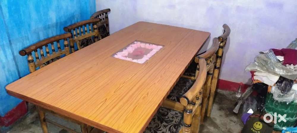 6 chairs with dinning table only 6months old