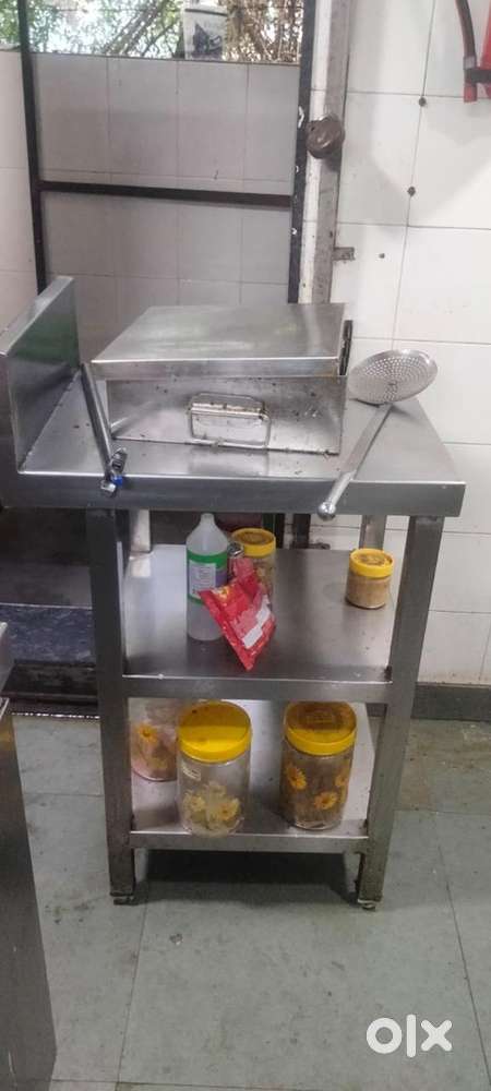 Side work table with 2 shelves