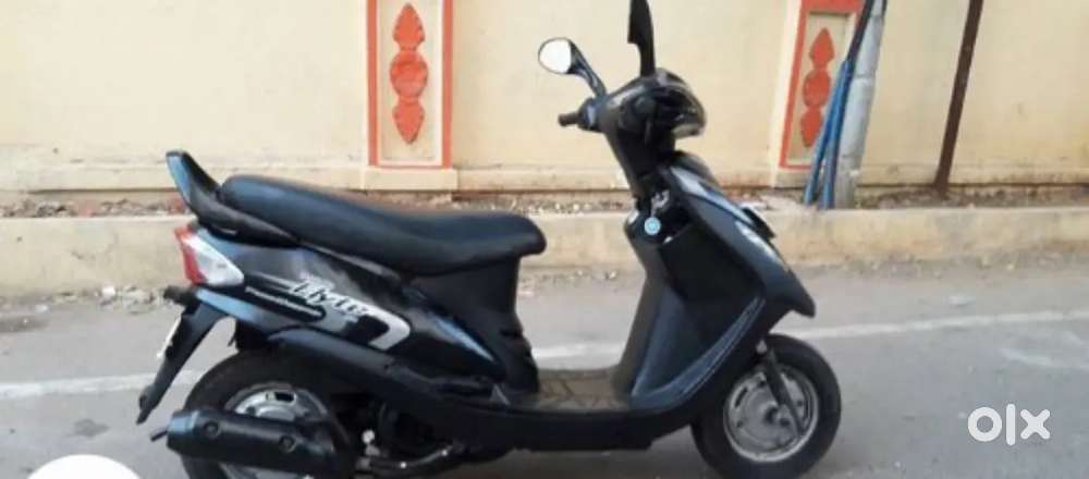 Black scooty