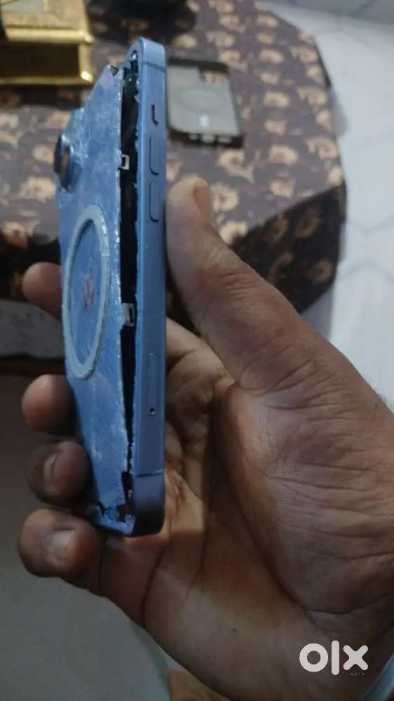 Broken Iphone 14 scrap