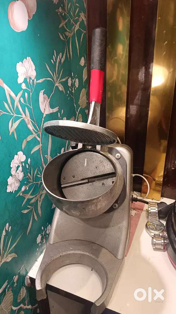 Ice crashing machine