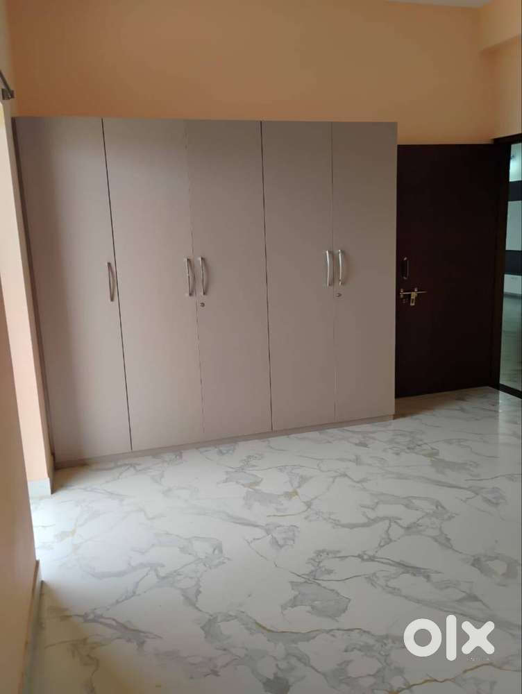 Large 3BHK - 4 Balconies - Complete floor - Car Parking